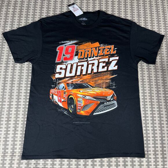 Daniel Suarez Joe Gibbs Racing Team Collection ARRIS T-Shirt Black Sz L NWT - Picture 1 of 6